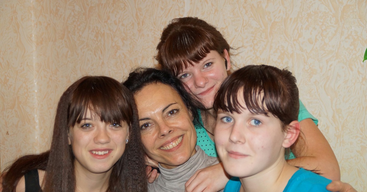 Pascale Vayer, Vorsitzende des gemeinnützigen Vereins „Kleine Herzen“, mit Kindern des russischen Waisenhauses Vorontsovo